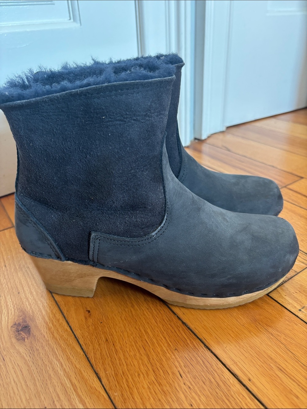 Swedish Hasbeens Pull-On Shearling Clog Boot on Mid Heel (Ink Aviator) — EU 40